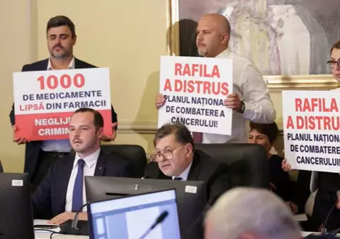 Tensiuni la audierea lui Rafila în Parlament. Opoziția a venit cu pancarte și un coleg de partid a spus public că nu îl susține