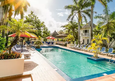 Un britanic care și-a propus să bea cele 21 de cocktailuri din meniul unui bar din Jamaica a murit după al 12-lea pahar