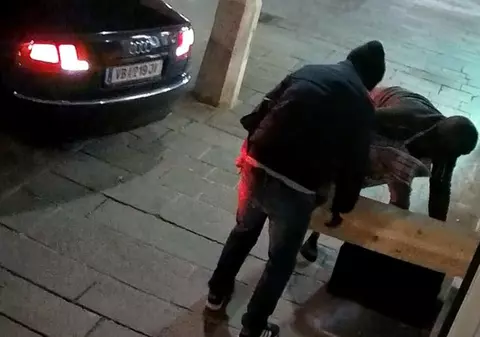 De frică, un român n-a vrut să spună cu cine a furat 73 de ceasuri în valoare de 500.000 de euro, în Austria, și e singurul dintre hoți care merge la închisoare