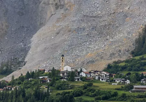 FOTO: Un sat elvețian a scăpat „la limită” să fie înghițit de o alunecare de teren masivă