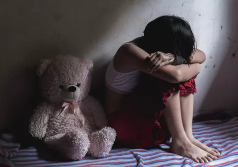 O fetiță de 6 ani din Bihor, abuzată sexual de tatăl vitreg. Mama copilei știa