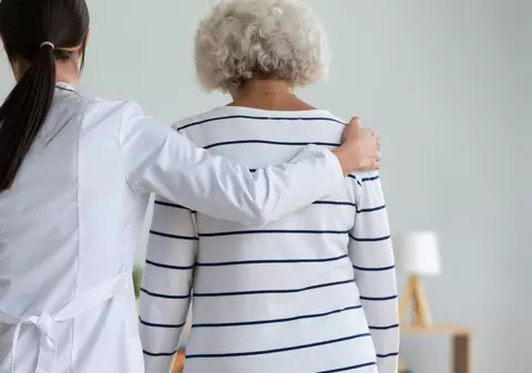 O asistentă din Deva este acuzată că a jefuit mai mulți pacienți în vârstă, pe care îi convingea că vrea să-i ajute