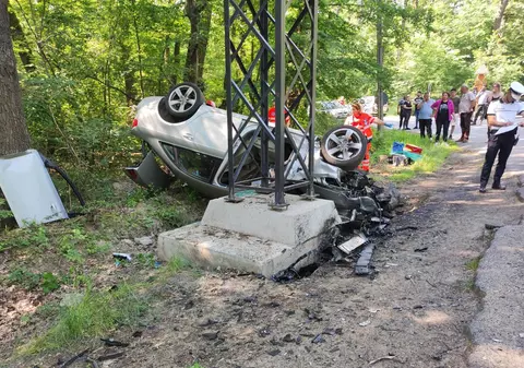Trei morți lângă Sibiu, într-un accident pe șoseaua spre Păltiniș. Un adolescent de 15 ani în stop cardio-respirator a fost resuscitat și salvat