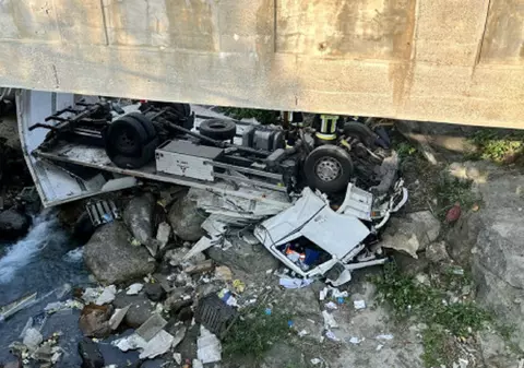 Șofer român de TIR mort strivit în cabină, după ce a căzut cu camionul de pe un pod, în Italia