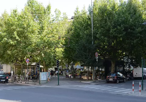 Un român beat a atacat clienții barurilor din centrul orașului Trieste cu un tăietor de conserve. Bărbatul a primit interdicție de un an