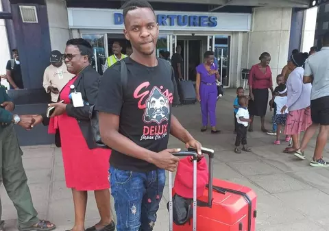 Nedumerirea unui tânăr din Malawi mutat tocmai în nordul Moldovei: „Mașini ca-n filmele de la Hollywood, cu bogați, dar și căruțe cu cai”