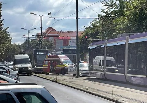 Femeie rănită după ce o bară de susținere dintr-un tramvai nou din Timișoara s-a desprins