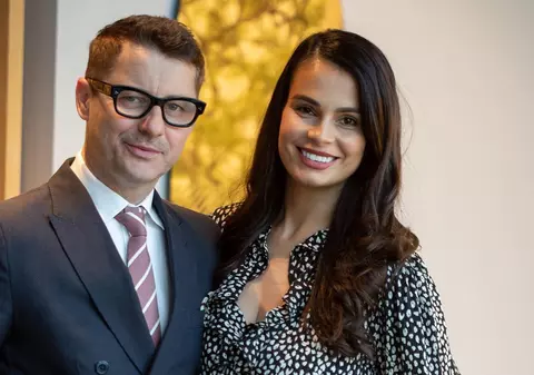 Cum își surprinde Adi Sînă soția. Anca Serea l-a dat de gol. „Le lasă peste tot, în pat, pe lângă pat, în baie, unde mă machiez”