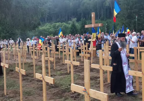 Nou scandal la cimitirul din Valea Uzului: 150 de cruci de lemn, amplasate de organizații românești peste cele de beton demolate. „Operațiunea e ilegală”, spune șeful CJ Harghita