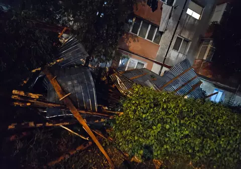 FOTO: Vijelie în Vaslui: acoperiș smuls de vânt și prăbușit peste un autobuz și o benzinărie. Două persoane au fost rănite