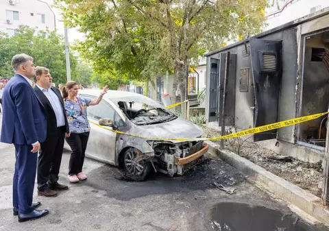 „Ăsta e sistemul public”. Ciolacu și Rafila, declarații din curtea Spitalului Nicolae Robănescu despre incendiul provocat de un transformator „nou și în garanție”