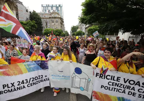 Aproape 25.000 de oameni au participat la Bucharest Pride, la câteva ore după ce 150 de persoane au luat parte la „Marșul normalității”
