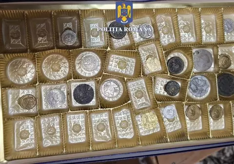 Monede antice și ceasuri de colecție obținute ilegal, descoperite în casa unui bărbat din Constanța