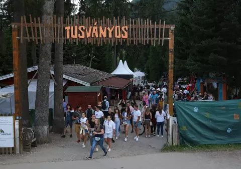 CORESPONDENȚĂ DE LA TUȘNAD. În așteptarea discursului lui Viktor Orbán, ce spun participanții la tabăra de vară a maghiarimii despre posibila apariție a naționaliștilor români: „Vin să strice ceva frumos”