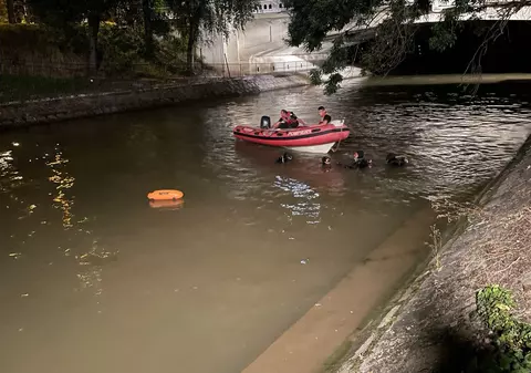 Bărbat din Timișoara, căutat de pompieri și scafandri după ce a sărit de pe un pod în râul Bega
