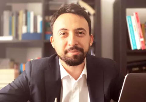 Proteste în cazul șefului din SRI care a predat la Facultatea de Jurnalism: studenții ies în stradă și un cunoscut profesor a anunțat că nu va mai ține cursuri acolo