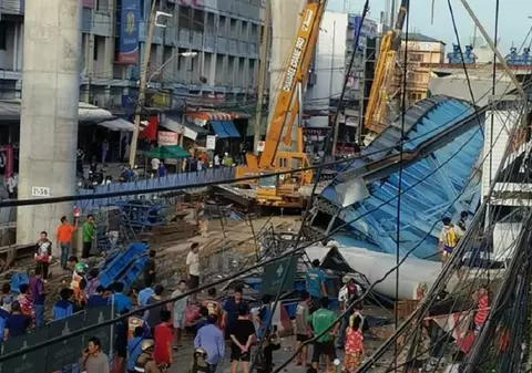 O platformă metalică masivă a unei autostrăzi suspendate în construcţie s-a prăbușit, un mort și opt răniți, în Thailanda