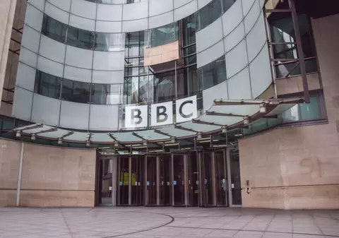 BBC a suspendat un prezentator acuzat că a plătit un minor pentru a-i trimite poze porno