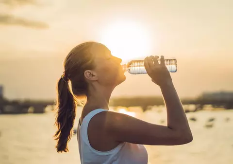 Câtă apă trebuie să consumi când este caniculă?