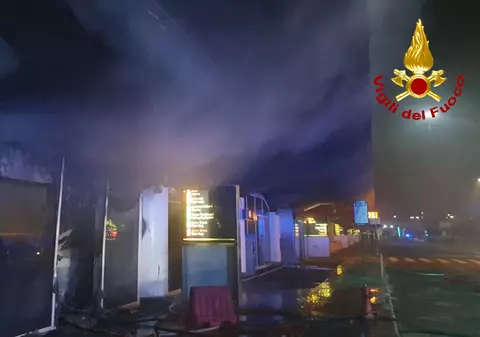 Incendiu izbucnit în timpul nopții pe aeroportul din Catania. Zborurile sunt suspendate până miercuri