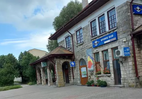 Un tren a lovit mortal la Eforie Sud un bărbat care avea căști în urechi în momentul în care a traversat calea ferată