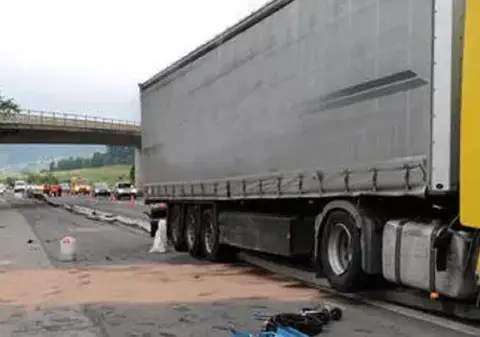 Beat, un șofer român a reușit să oprească TIR-ul abia după ce a rupt 300 de metri de balustradă de pe marginea autostrăzii, în Germania