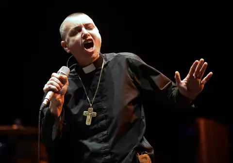 Ziua în care Sinead O’Connor a rupt poza Papei în direct la TV și ce a urmat după. „Toți vor să fie vedete pop, eu sunt o protestatară”