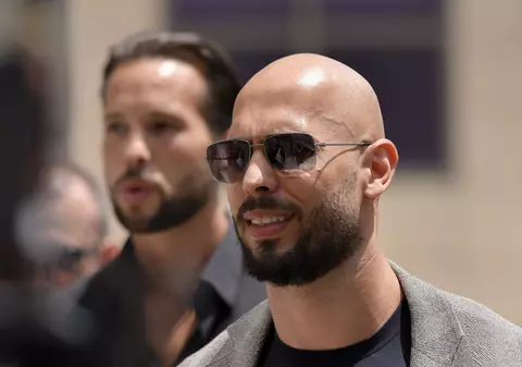 Frații Andrew și Tristan Tate au scăpat de interdicția de a părăsi Bucureștiul și județul Ilfov. Cererea de a pleca din România, respinsă