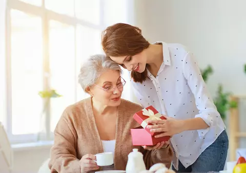 Idei de cadouri pentru aniversarea soacrei/socrului