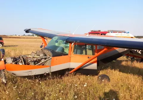 Un avion de mici dimensiuni a aterizat forțat la Tuzla. Două persoane, transportate la spital cu traumatisme