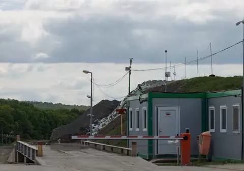 Cum se apără firma care își extinde depozitul de deșeuri lângă casele oamenilor din Băicoi: „Nu se defrișează niciun metru pătrat de pădure”