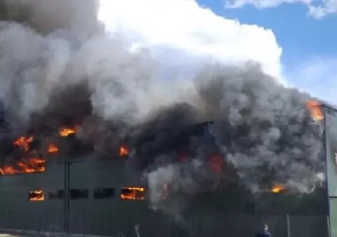Incendiu violent la o hală de dezmembrări auto din Caracal. Degajări mari de fum în zonă