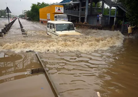 Zeci de morți în urma inundațiilor din nordul Indiei. Locuitorii din Delhi au trecut prin cea mai ploioasă zi de iulie din ultimele decenii