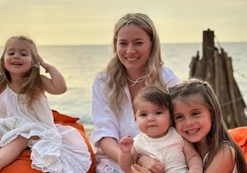 Cum își crește Laura Cosoi fetițele: „Copiii au și pedepse, și limite, dar nu recurgem la lucruri exagerate”. Vedeta refuză să apară la TV cu ele