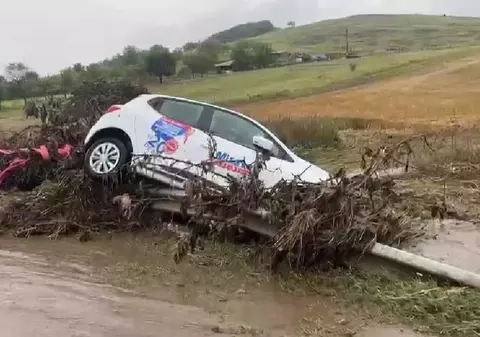 Mașini luate de viitură, pe un drum național din Tulcea. Localnicii anunțați prin RO-Alert să se pregătească de „o eventuală evacuare”