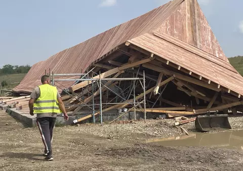 „Prăbușirea de la Podul Înalt”. Construcție turistică pe locul unde Ștefan cel Mare a câștigat bătălia cu turcii, pusă la pământ de vânt. Ce spun autoritățile