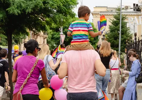 Familii cu copii, cupluri heterosexuale și gay, la marșul LGBT din București. „Nu suntem demonii de pe internet”