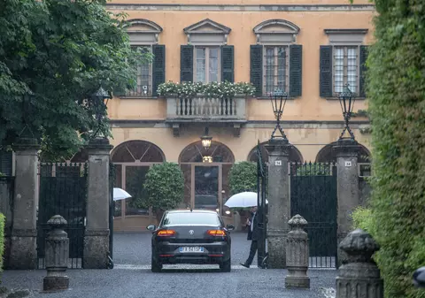 Vila lui Silvio Berlusconi de lângă Milano ar putea deveni muzeu. Ce opere de artă sunt expuse în cele 70 de camere care au cunoscut petrecerile sexuale „bunga bunga”