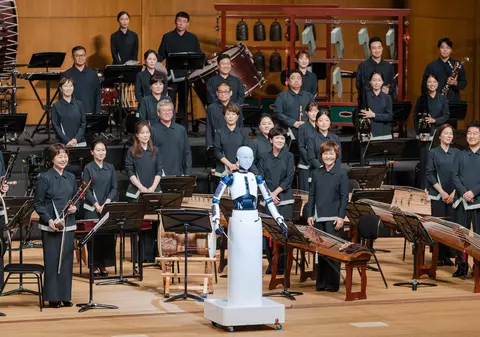Un robot android a dirijat în premieră orchestra națională din Coreea de Sud. VIDEO
