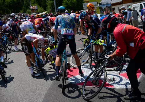 Un fan care a vrut să facă un selfie a provocat un accident colectiv la Turul Franței. 20 de cicliști, puși la pământ