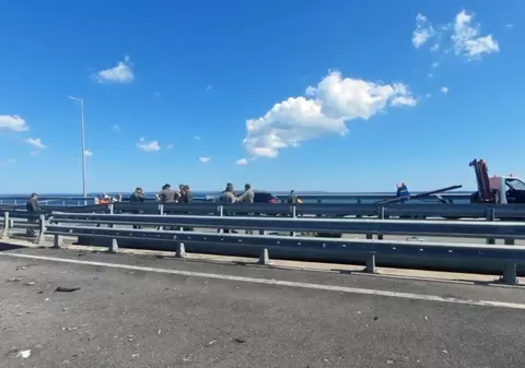 „Au lovit cu drone marine”. Rusia acuză Ucraina pentru atacul asupra podului Kerci și anunță că deschide o anchetă pentru „acte de terorism”