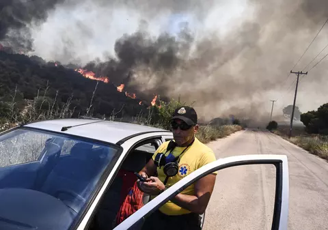 Un român, suspectat că a provocat incendiul de vegetație masiv din regiunea Kouvaras, Grecia
