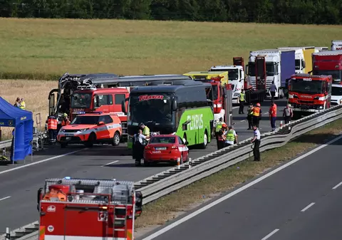 Un mort și 77 de răniți, dintre care 13 în stare gravă, după ce două autocare s-au ciocnit pe o autostradă din Cehia