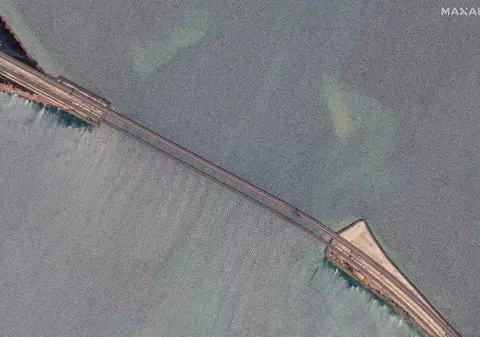 Imagini din satelit arată distrugerile suferite de podul Kerci în urma atacului cu drone navale efectuat de ucraineni