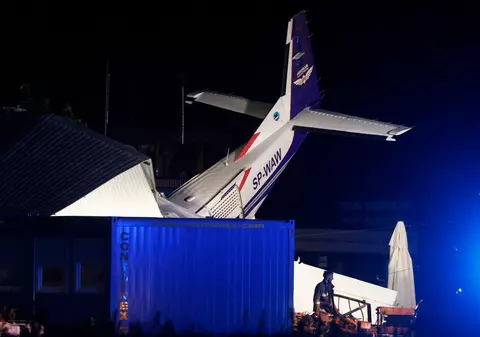 Cinci morți și șapte răniți în avionul doborât de vânt și prăbușit pe un hangar al unui aerodrom din Polonia