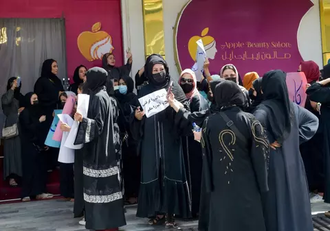 Protest al femeilor afgane la Kabul față de hotărârea talibanilor de a închide saloanele de înfrumusețare. „Nu-mi luați pâinea și apa”