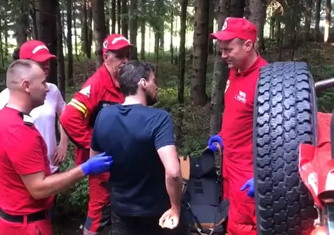 Salvamontiștii chemați pe Pietrosul Rodnei să salveze un turist cu piciorul fracturat l-au găsit pe bărbat nevătămat și rupt de beat | VIDEO