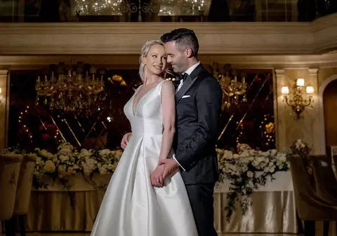 Sandra Izbașa s-a căsătorit religios cu Răzvan Bănică. Mireasa a avut un buchet de mireasă atipic, iar mirele a cântat la nuntă