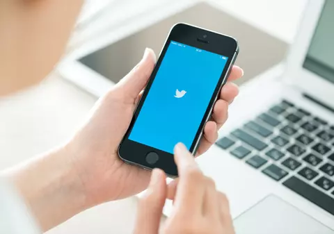 Twitter limitează temporar accesul la conținut. Câte postări mai poate citi zilnic un utilizator