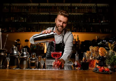 Joburi în domeniul băuturilor. Cât câștigi ca barman sau somelier